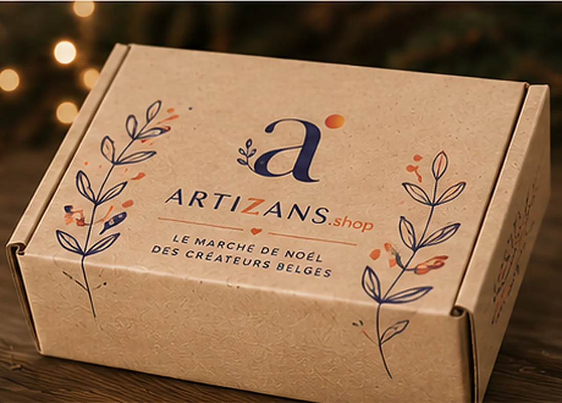 Coffret kraft Noël des Artisans, illustré de branches, prêt à être expédié.