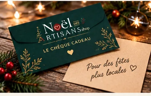 Le chèque cadeau du Noël des Artisans, posé sur une table de fête